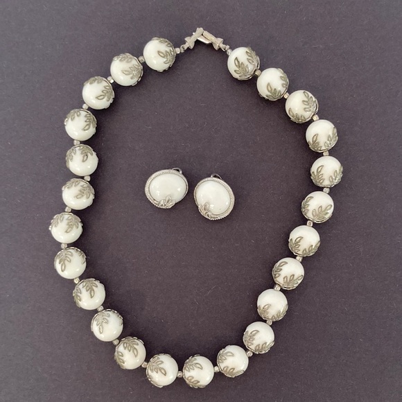 Z9 Beautiful costume necklace and clip on earrings that are white with leaves. - Picture 1 of 7